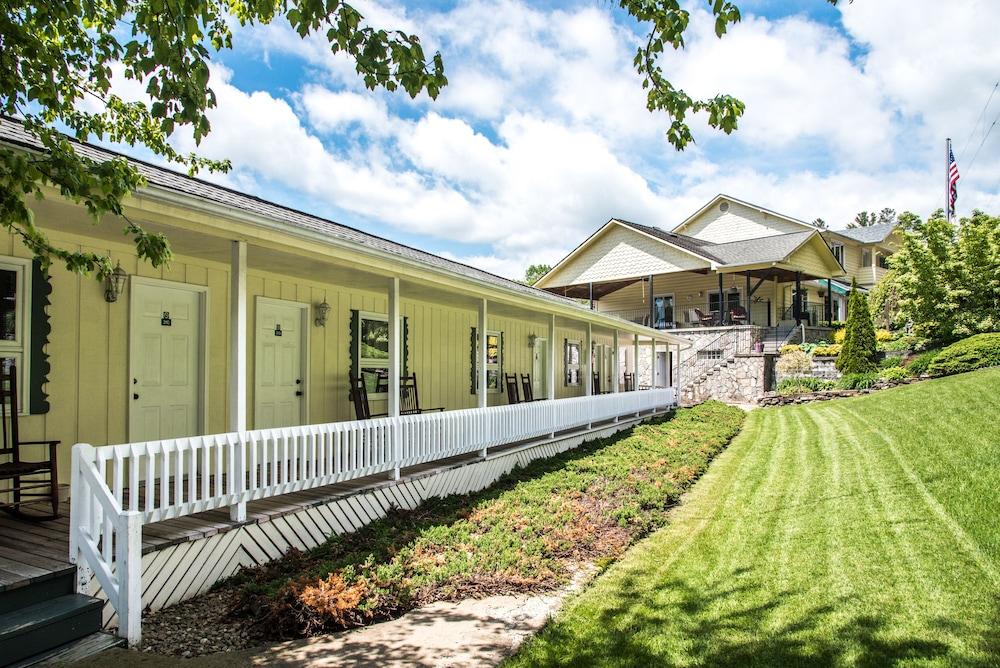 Boxwood Lodge photo 57