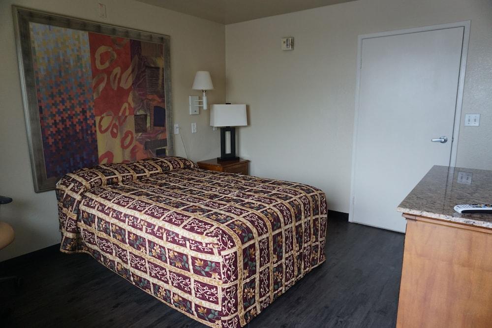 Econo Lodge San Antonio Northeast I-35 photo 11