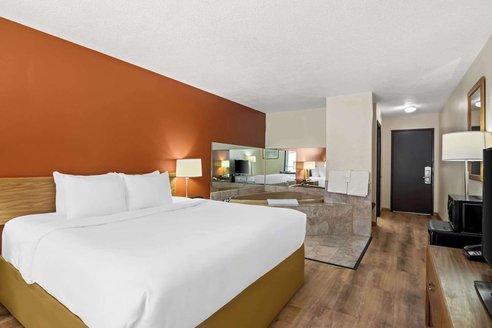 Econo Lodge Manistee photo 13