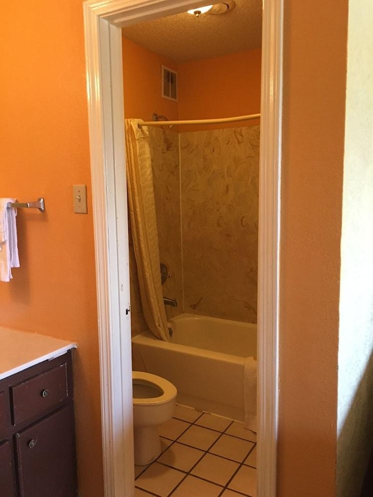 Regency Inn & Suites photo 9