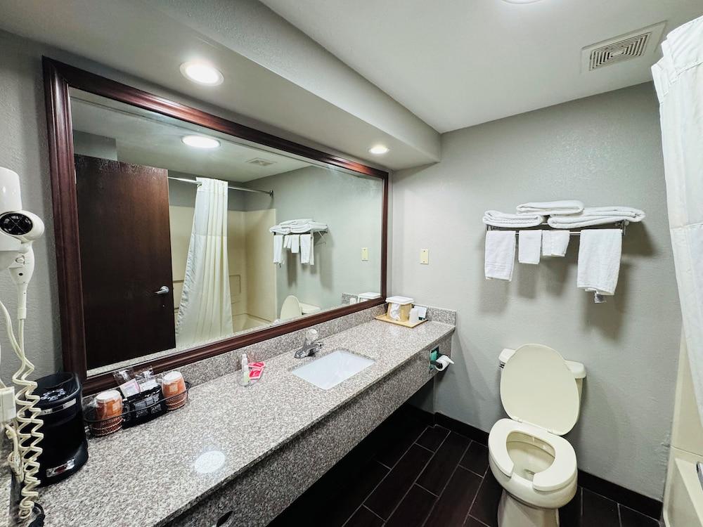 Econo Lodge Inn & Suites Centerville photo 17