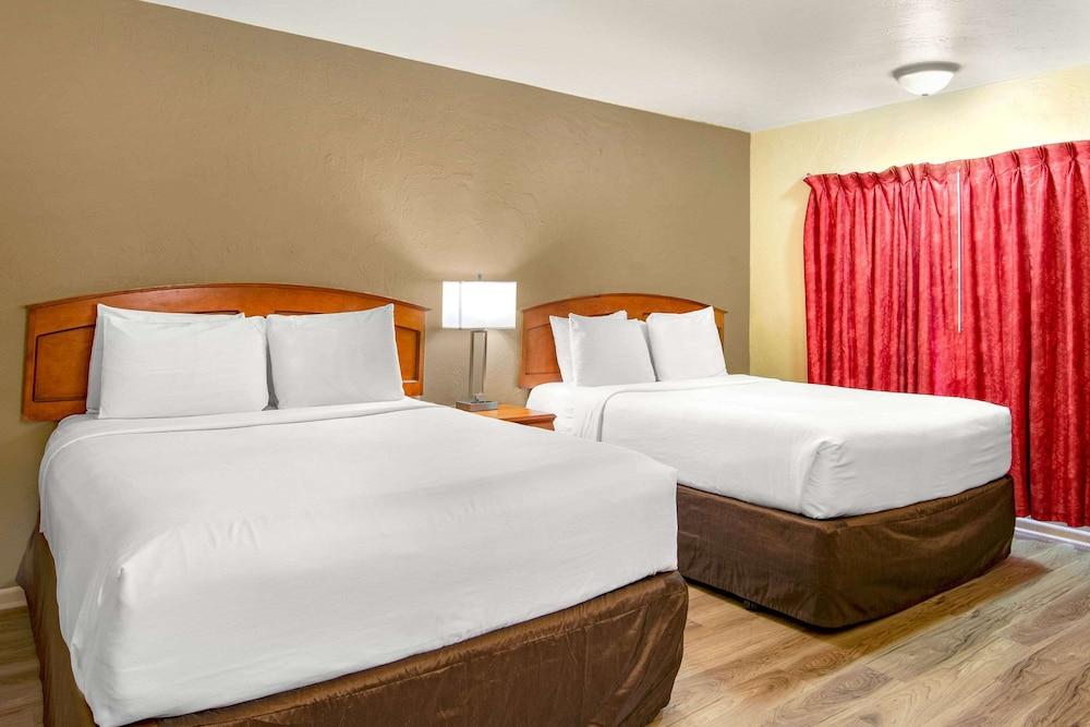 Econo Lodge  Inn & Suites Durango photo 11