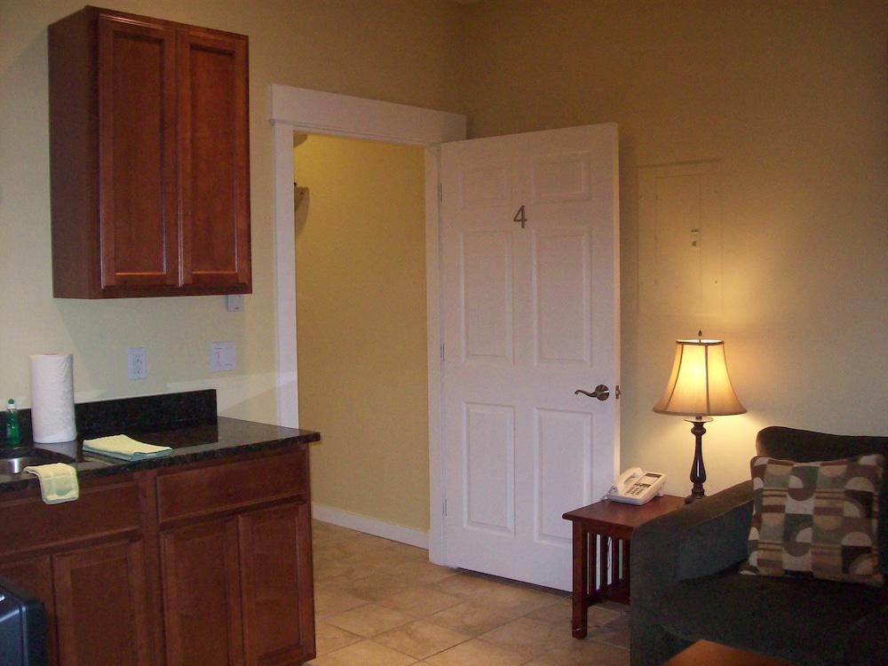Colonel's Suites photo 8