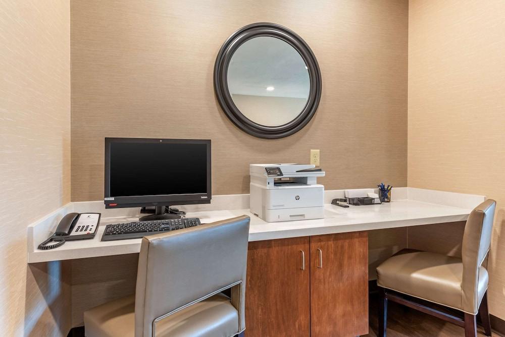 Comfort Inn & Suites near Route 66 photo 35