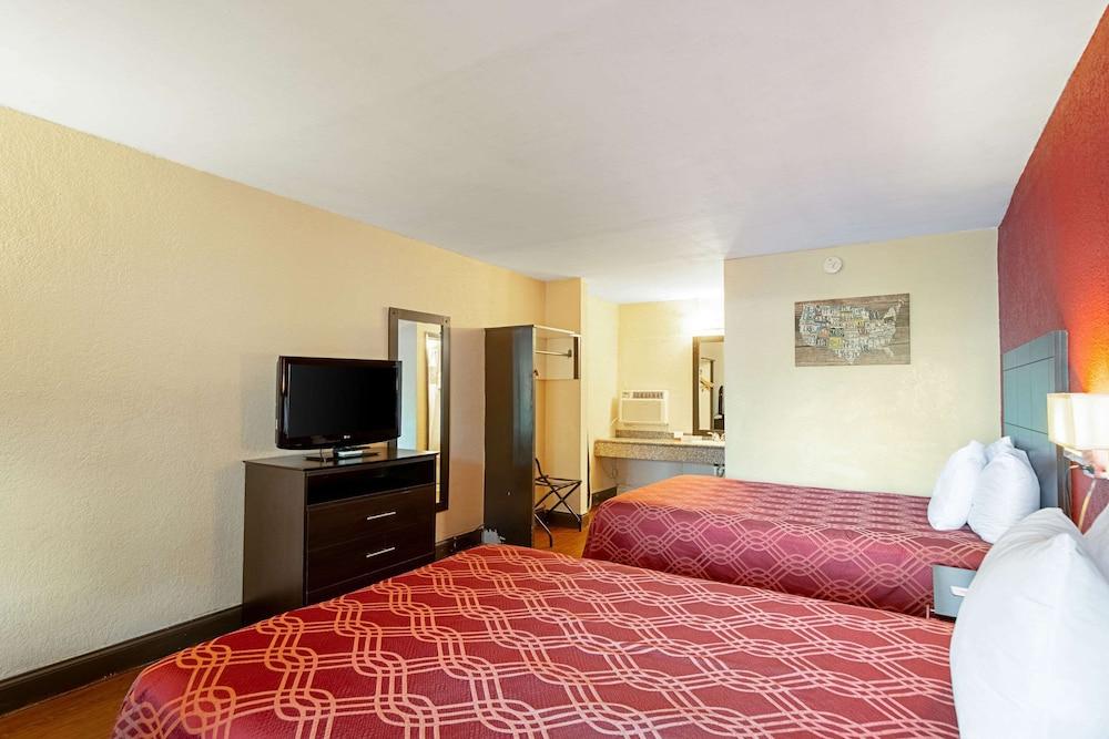 Econo Lodge Inn & Suites Clearwater Central photo 13