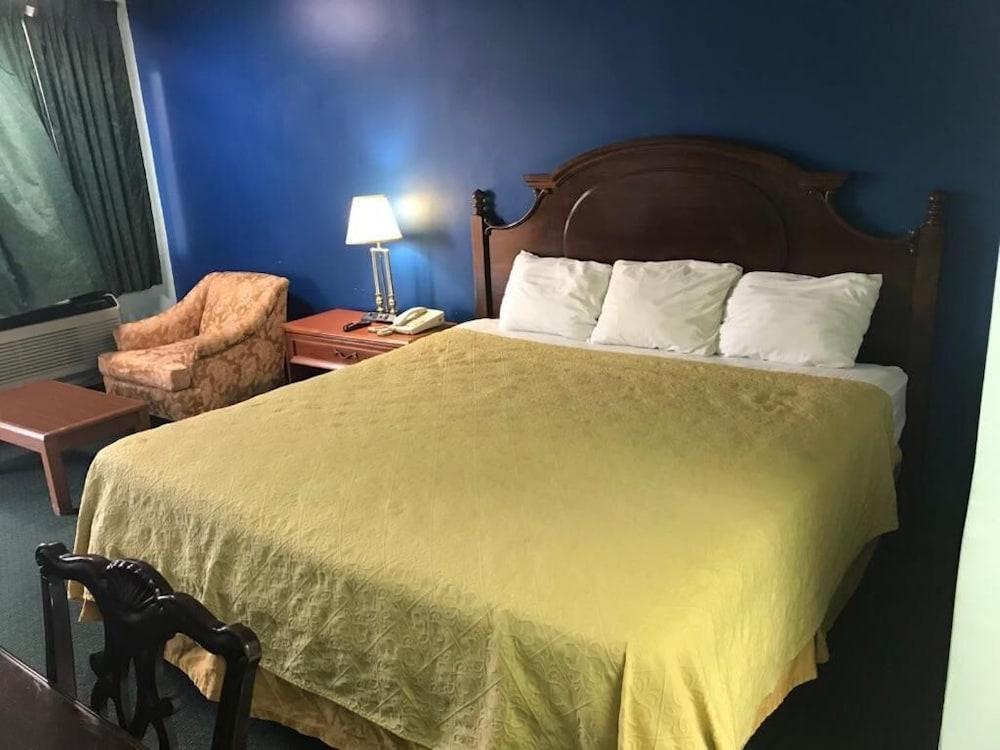 Travelers Inn photo 14
