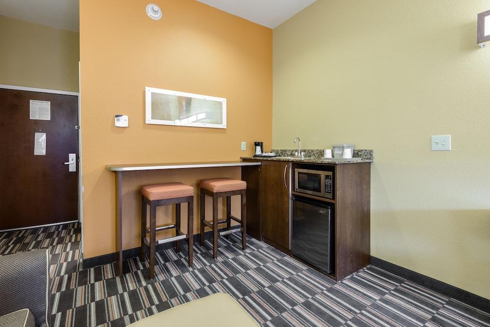 Microtel Inn & Suites by Wyndham Greenville/University Medic photo 22