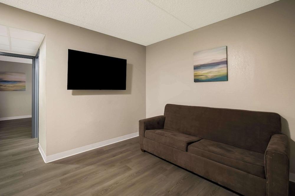 Suburban Studios Milwaukee Airport photo 17