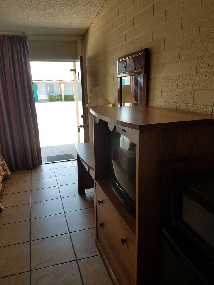 Beverly Crest Motor Inn photo 8