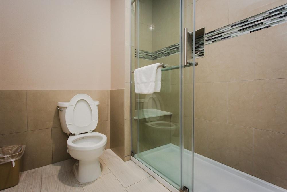 Palace Inn and Suites - Willowbrook Mall photo 5