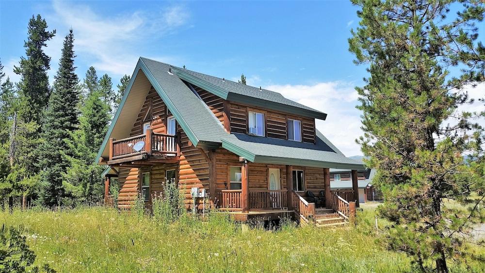 The Hideaway Hostel near Yellowstone photo 1