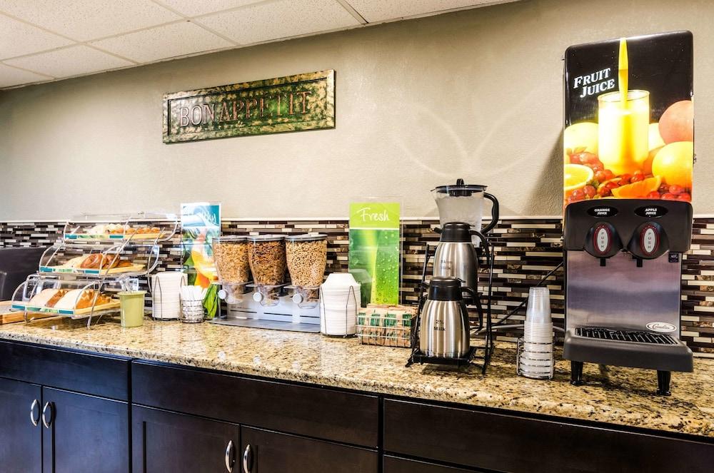 Quality Inn & Suites Winfield photo 41