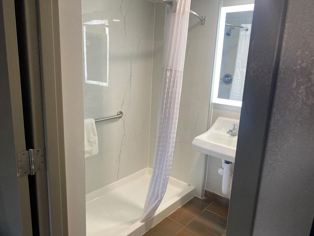 Days Inn by Wyndham El Paso West photo 9