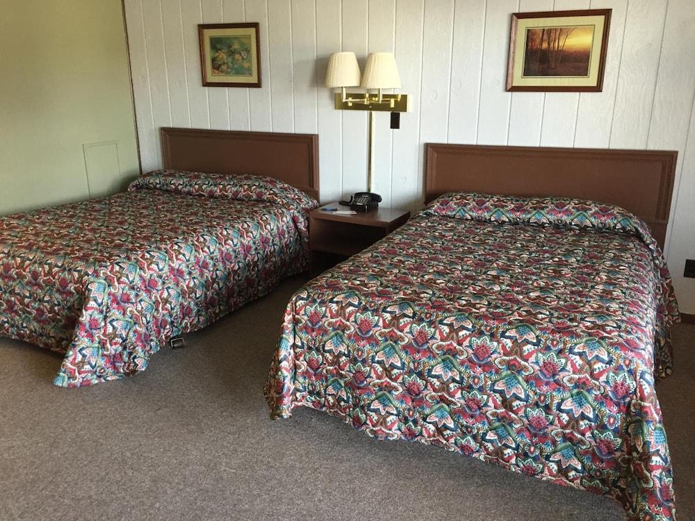 Colonial Hotel-Motel photo 20