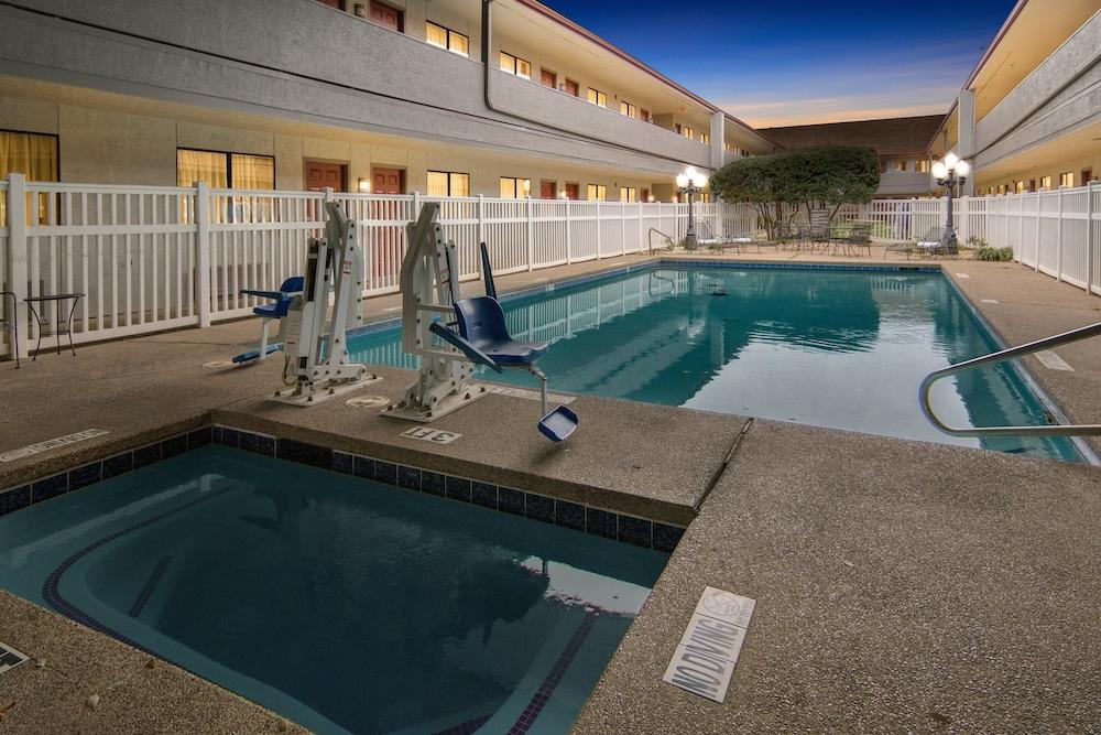 Red Roof Inn & Suites Irving – DFW Airport South photo 39