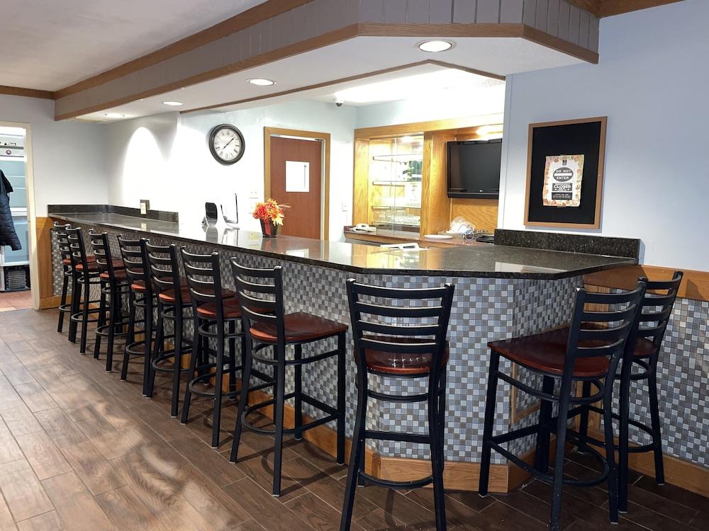 Howard Johnson by Wyndham Merrillville photo 15