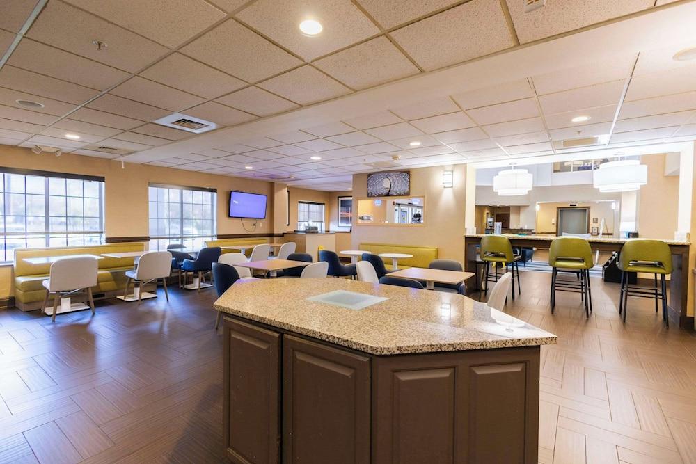 Comfort Suites Springfield I-70 photo 98