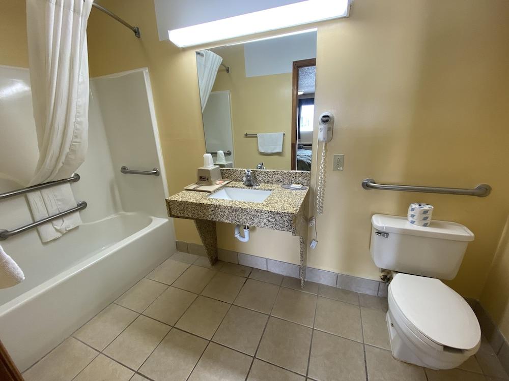 Rodeway Inn photo 35