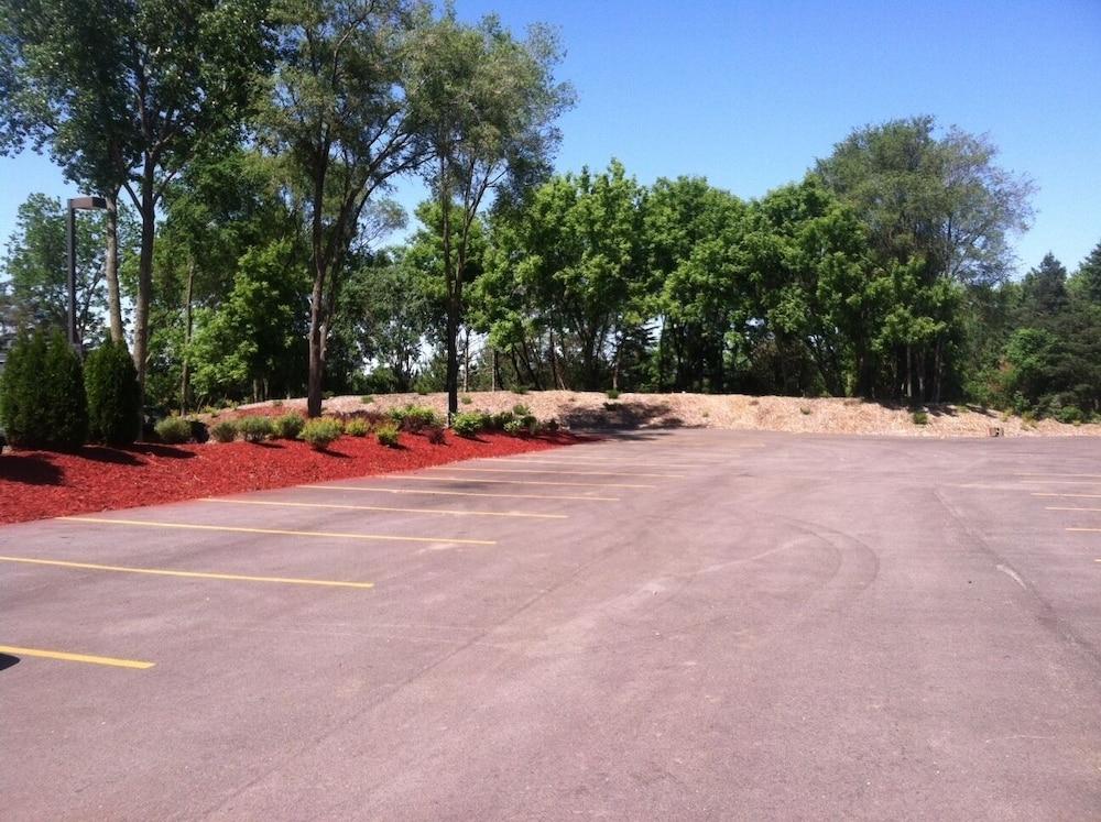 Price Pointe Inn photo 7