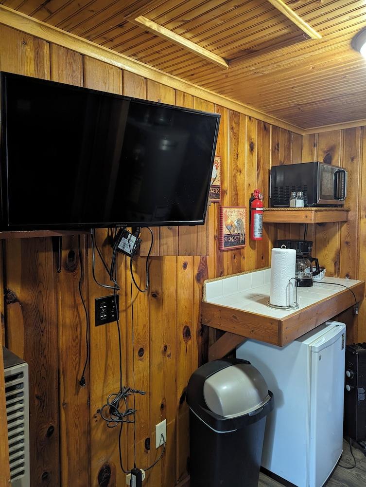 Ponderosa Pines Inn and Cabins photo 59