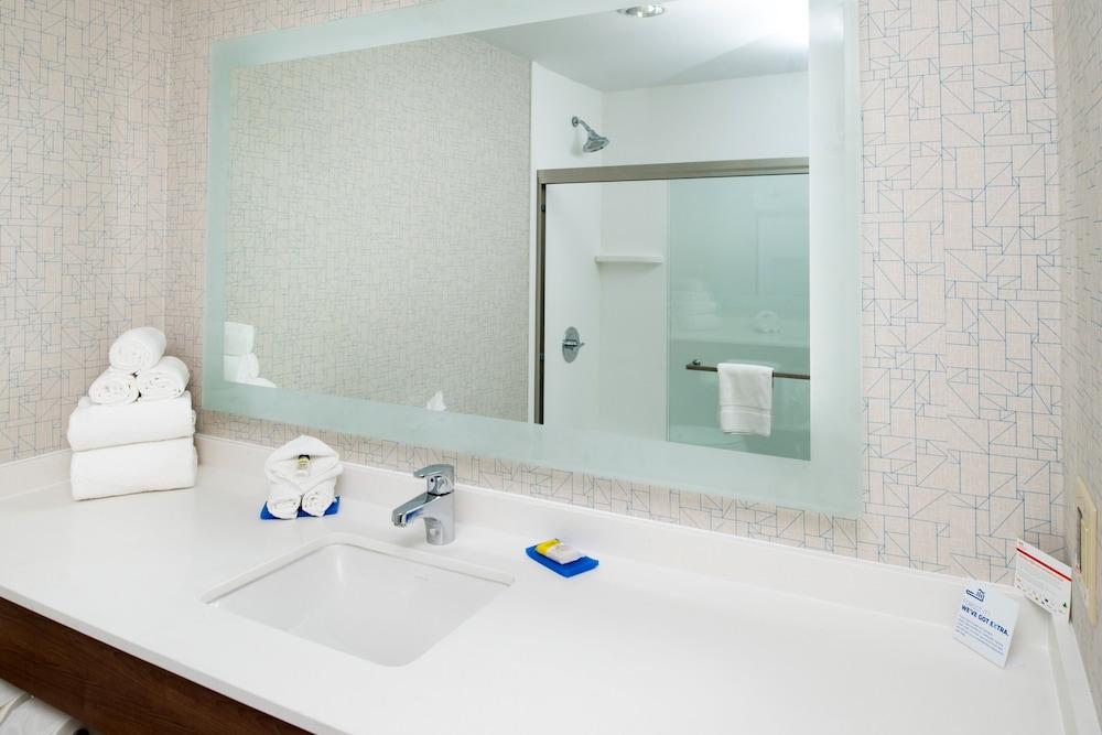 Holiday Inn Express & Suites Los Angeles Downtown West by IHG photo 17