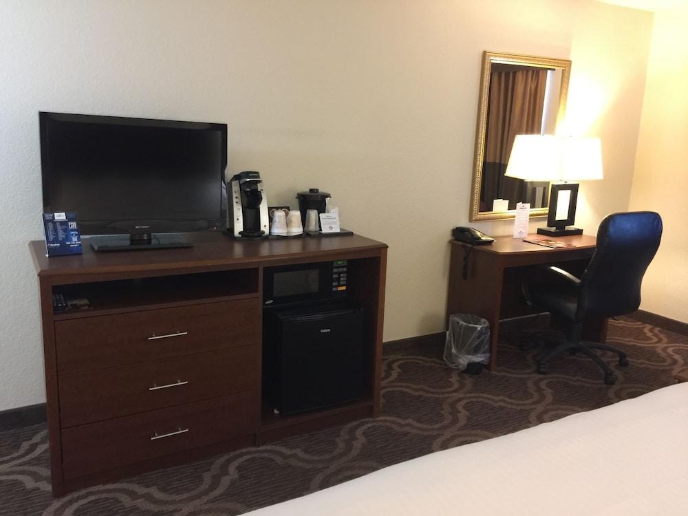Ashmore Inn and Suites photo 30