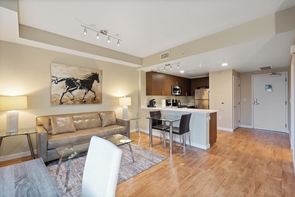 Global Luxury Suites at Woodbury photo 28