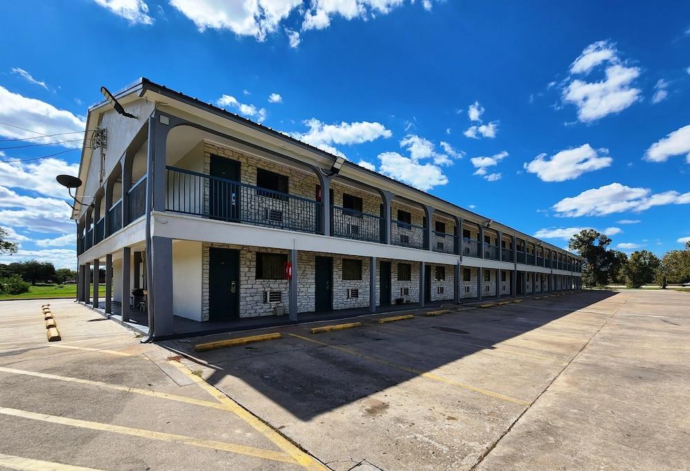 Scottish Inn & Suites photo 18