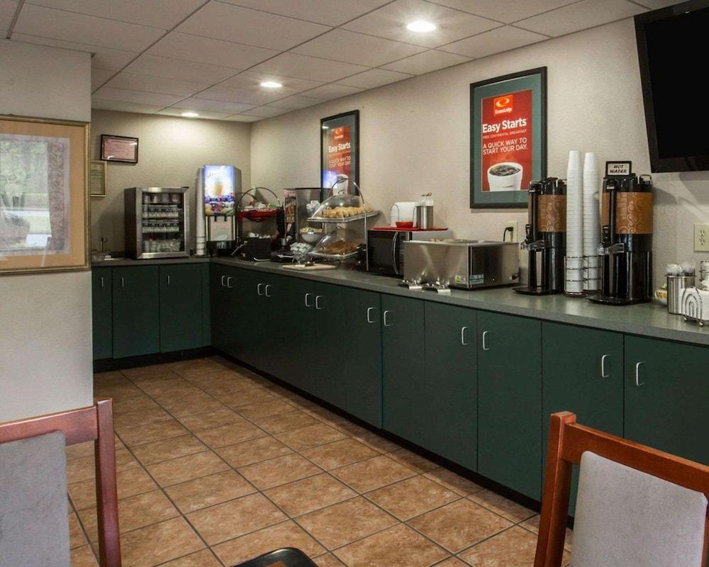 Econo Lodge Inn & Suites Columbus near Fort Benning photo 36