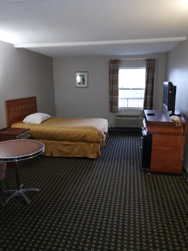 Peachtree Inn & suites photo 10