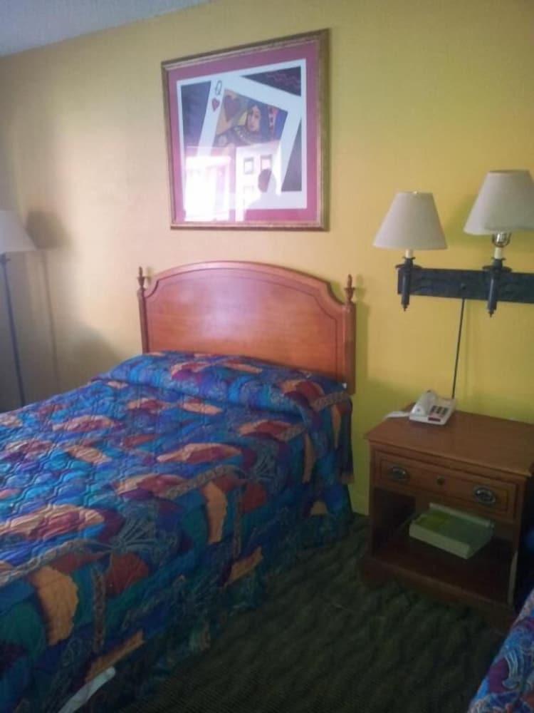 Deluxe Inn photo 24