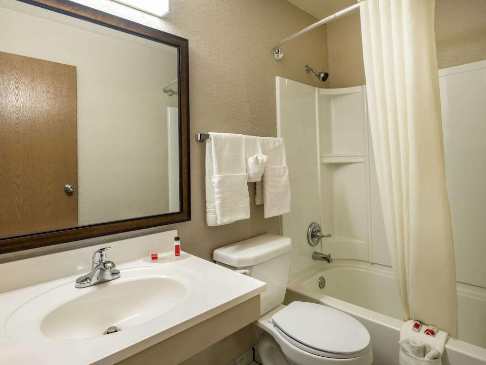 Super 8 by Wyndham Clinton photo 23