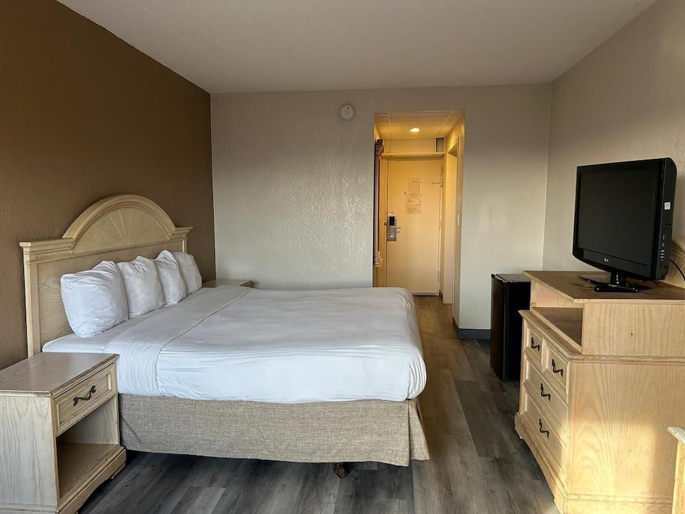 Hilltop Inn & Suites photo 6