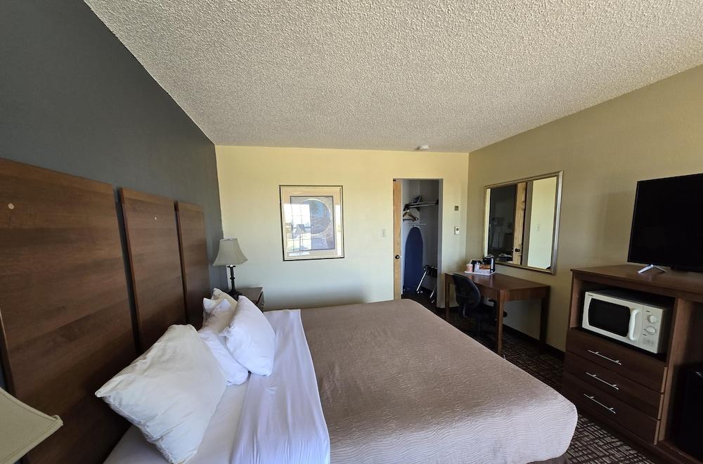 Econo Lodge Eagle Nest photo 39