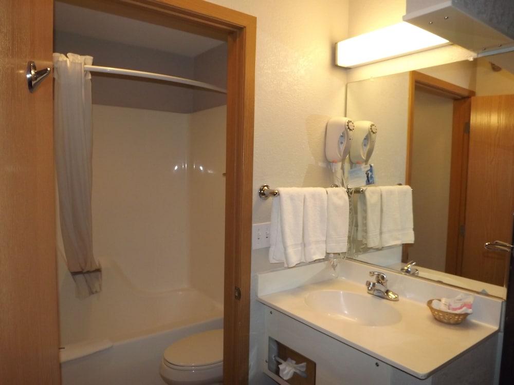 Microtel Inn & Suites by Wyndham Ames photo 24