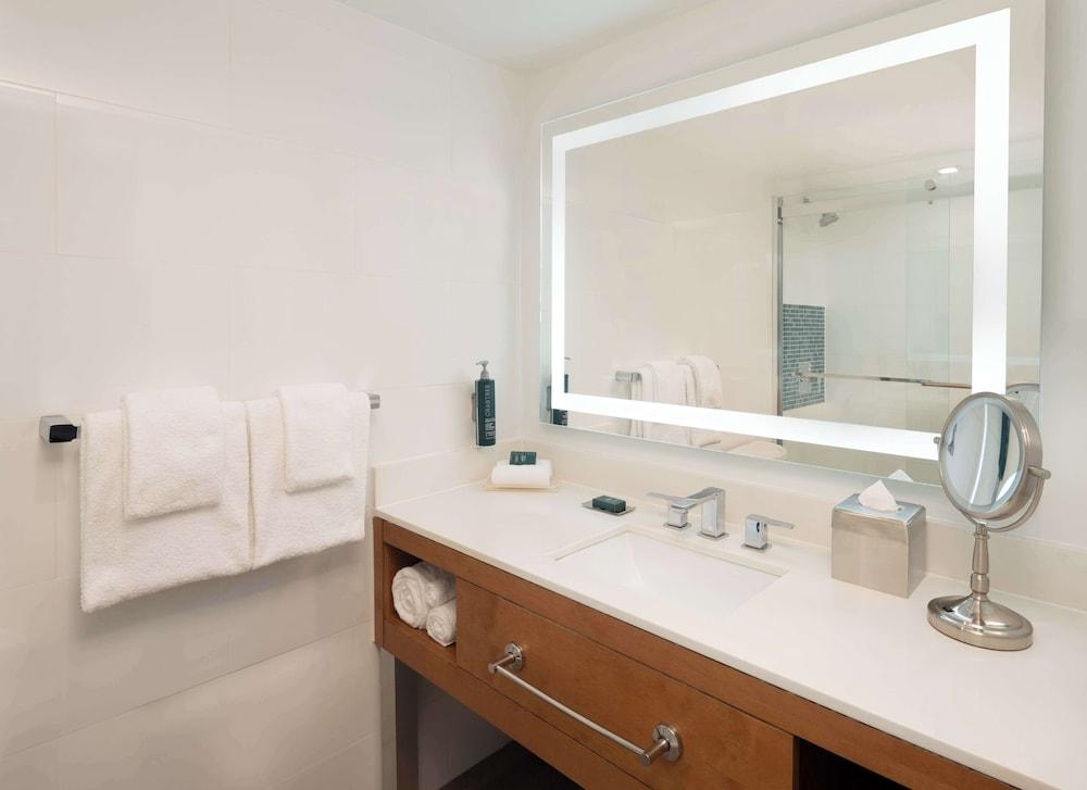 DoubleTree by Hilton Miami North I-95 photo 12