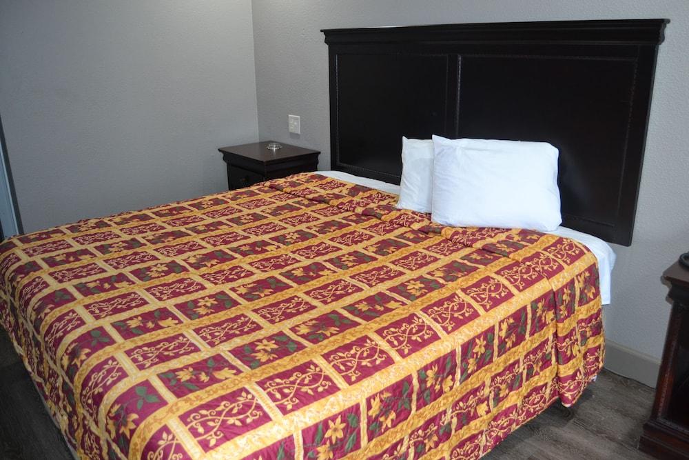 Deluxe INN photo 9