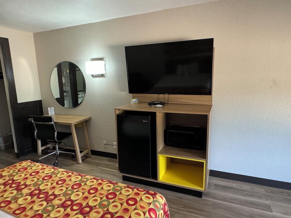 Days Inn by Wyndham Longview South photo 20