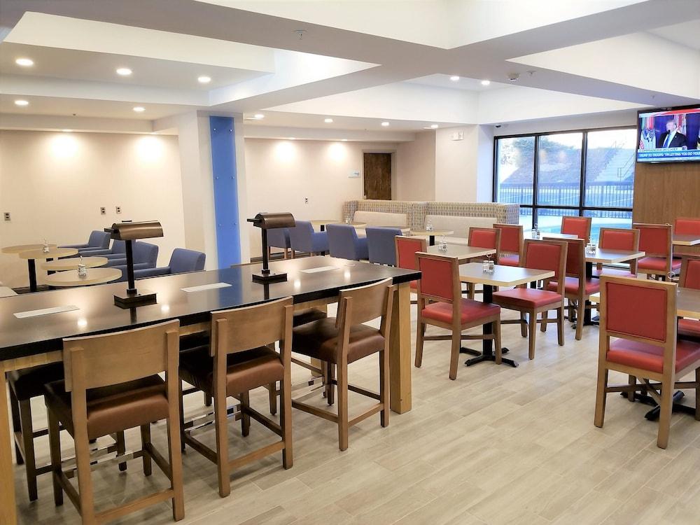 Holiday Inn Express Columbia NE - Fort Jackson by IHG photo 26