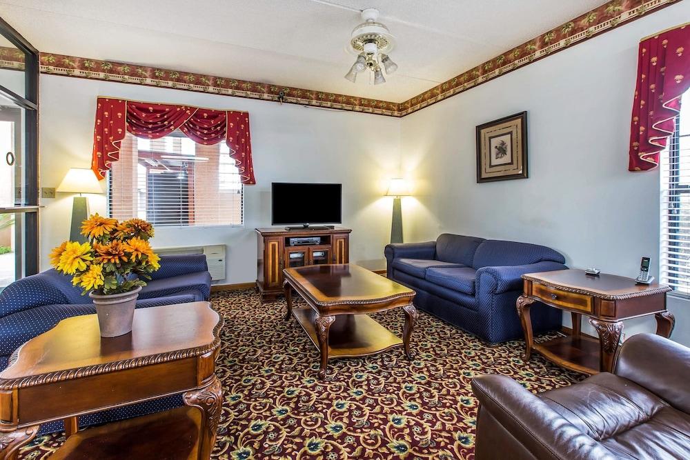 Econo Lodge Inn & Suites Albany North photo 26