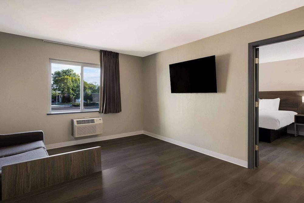 Suburban Studios Milwaukee Airport photo 13