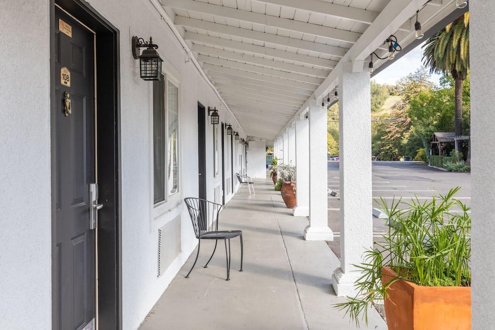 Vineyard Valley Inn photo 27