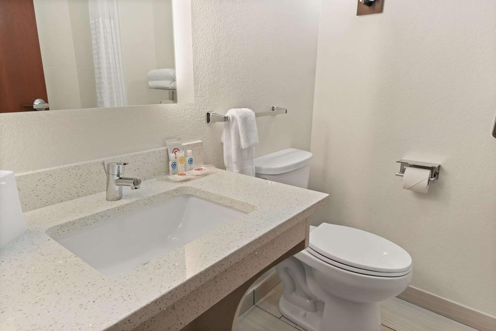 Comfort Suites Granbury photo 21