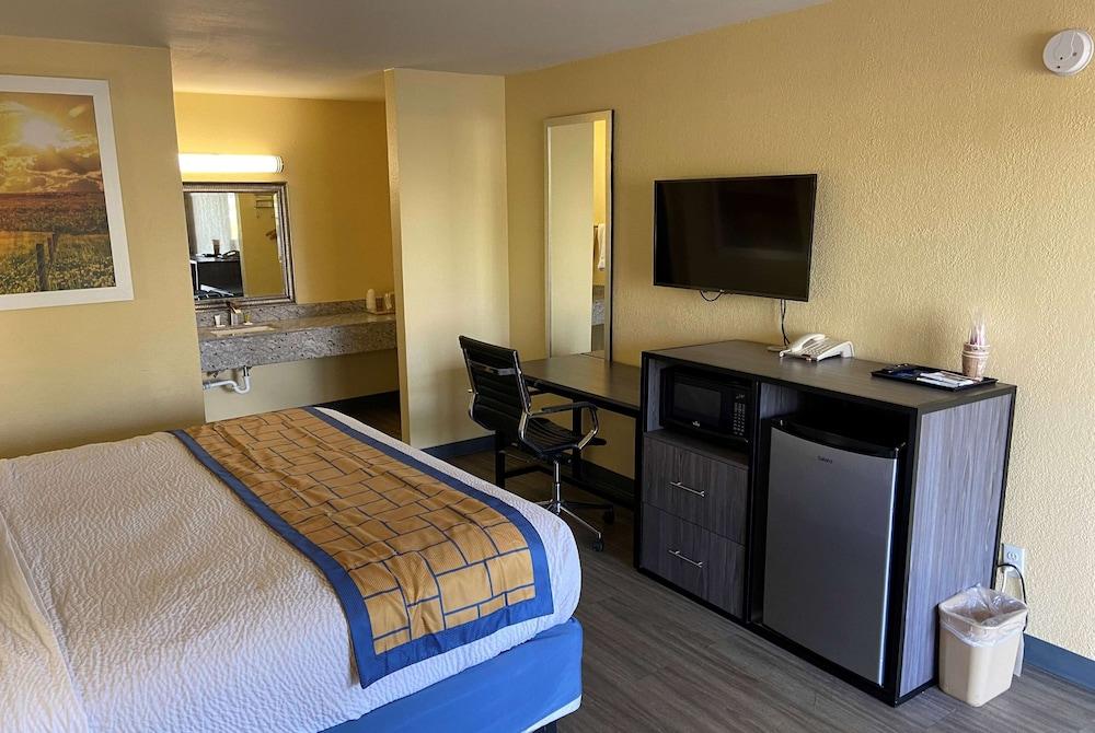 Days Inn by Wyndham Okmulgee photo 15