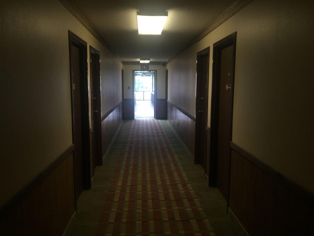Midway Budget Inn photo 13