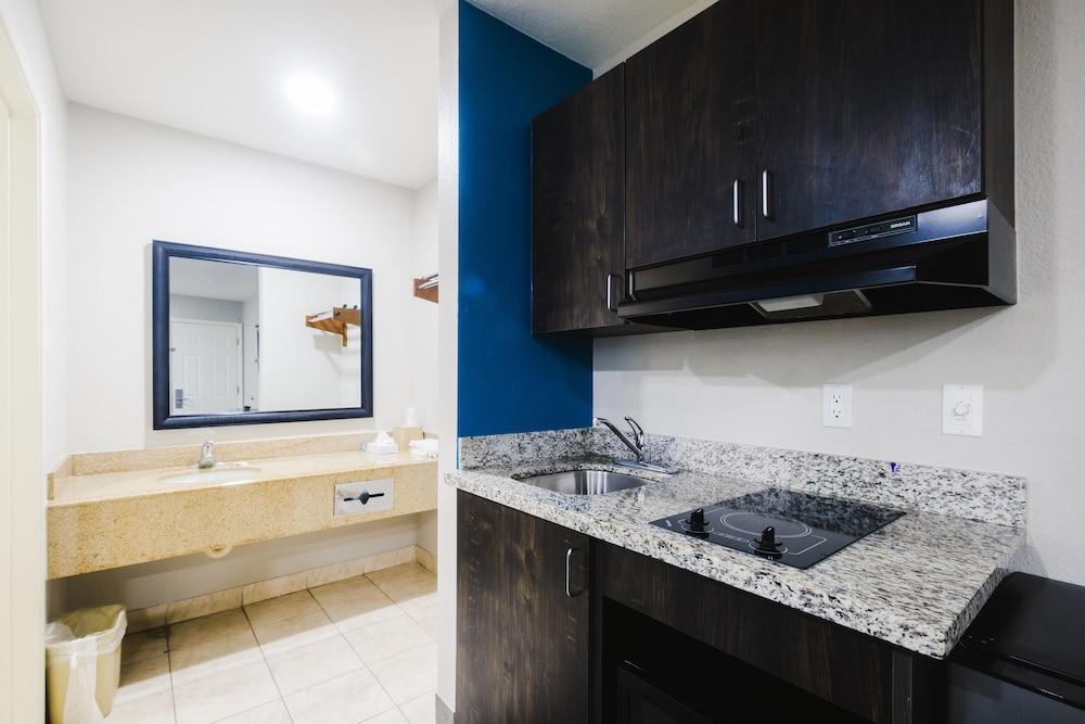 Scottish Inn & Suites photo 41