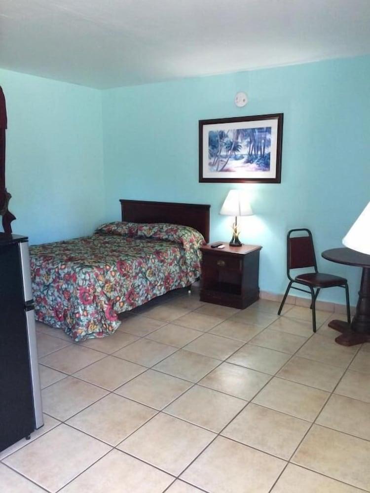 Skylark Motel photo 2