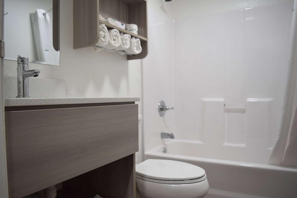 Microtel Inn & Suites by Wyndham Raleigh photo 39