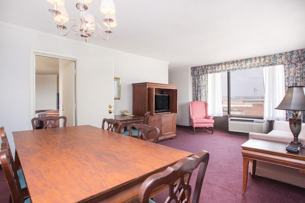 Ramada Hotel & Conf Center by Wyndham Augusta Downtown photo 7