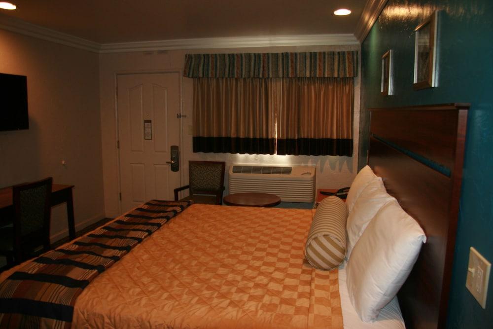 Civic Center Lodge photo 23